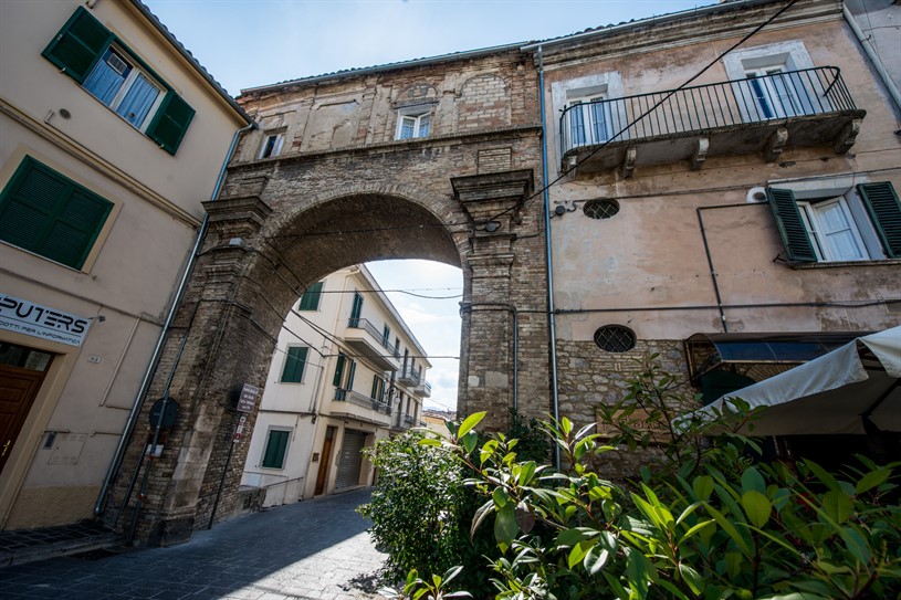 Arco 'ndriano ex porta San Nicola 